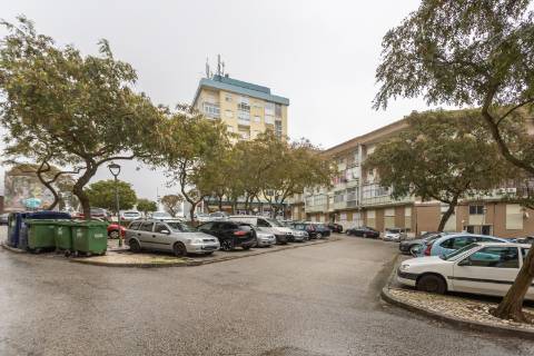 Apartamento T2 Rua Abel Salazar com 4 marquises - Hospital | Setúbal