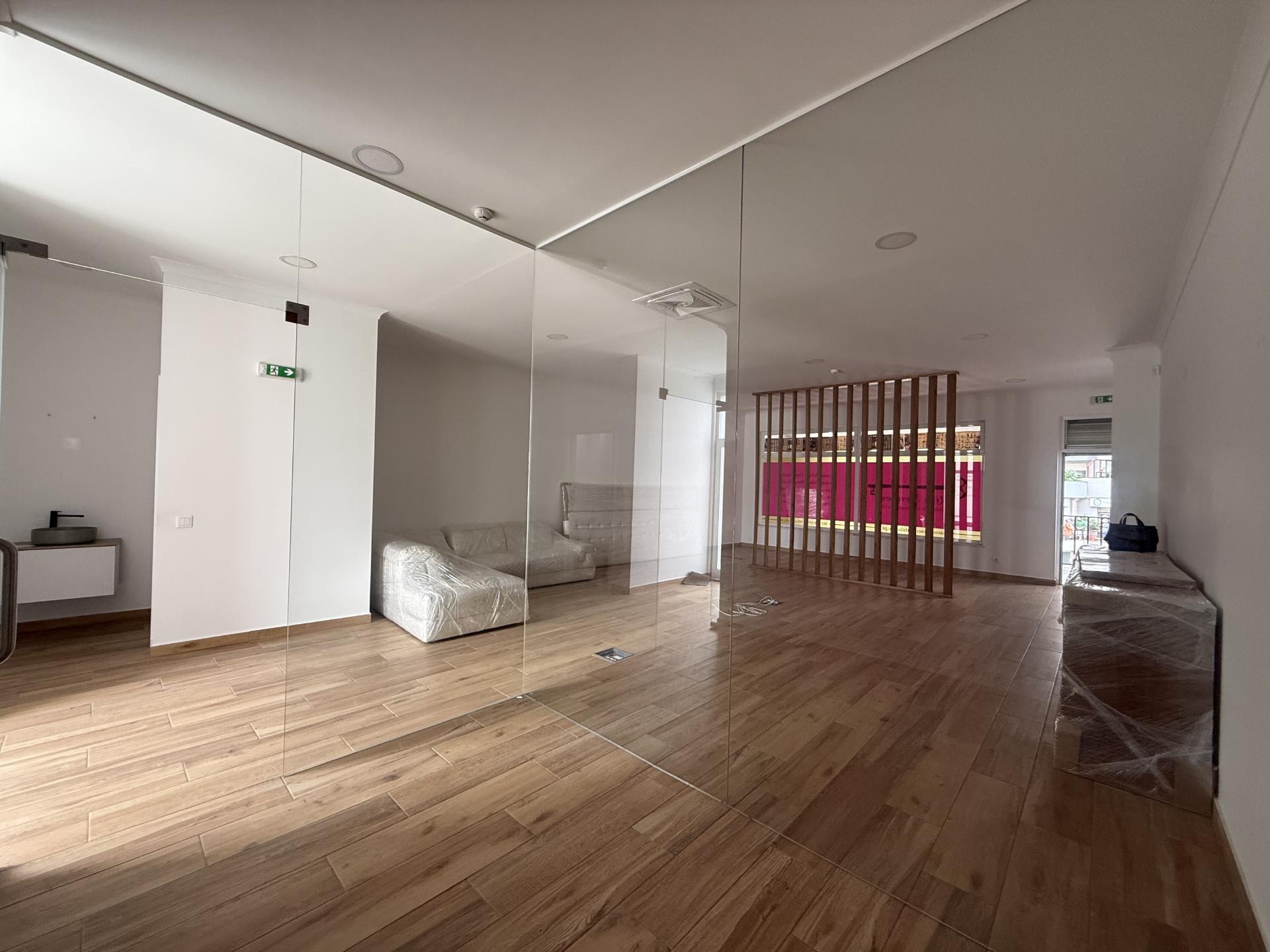 Loja Renovada com 114 m², Terraço e Parqueamento para 2 carros (possibilidade para transformar em habitação)