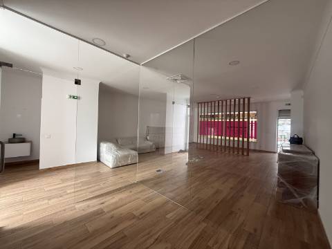 Loja Renovada com 114 m², Terraço e Parqueamento para 2 carros (possibilidade para transformar em habitação)