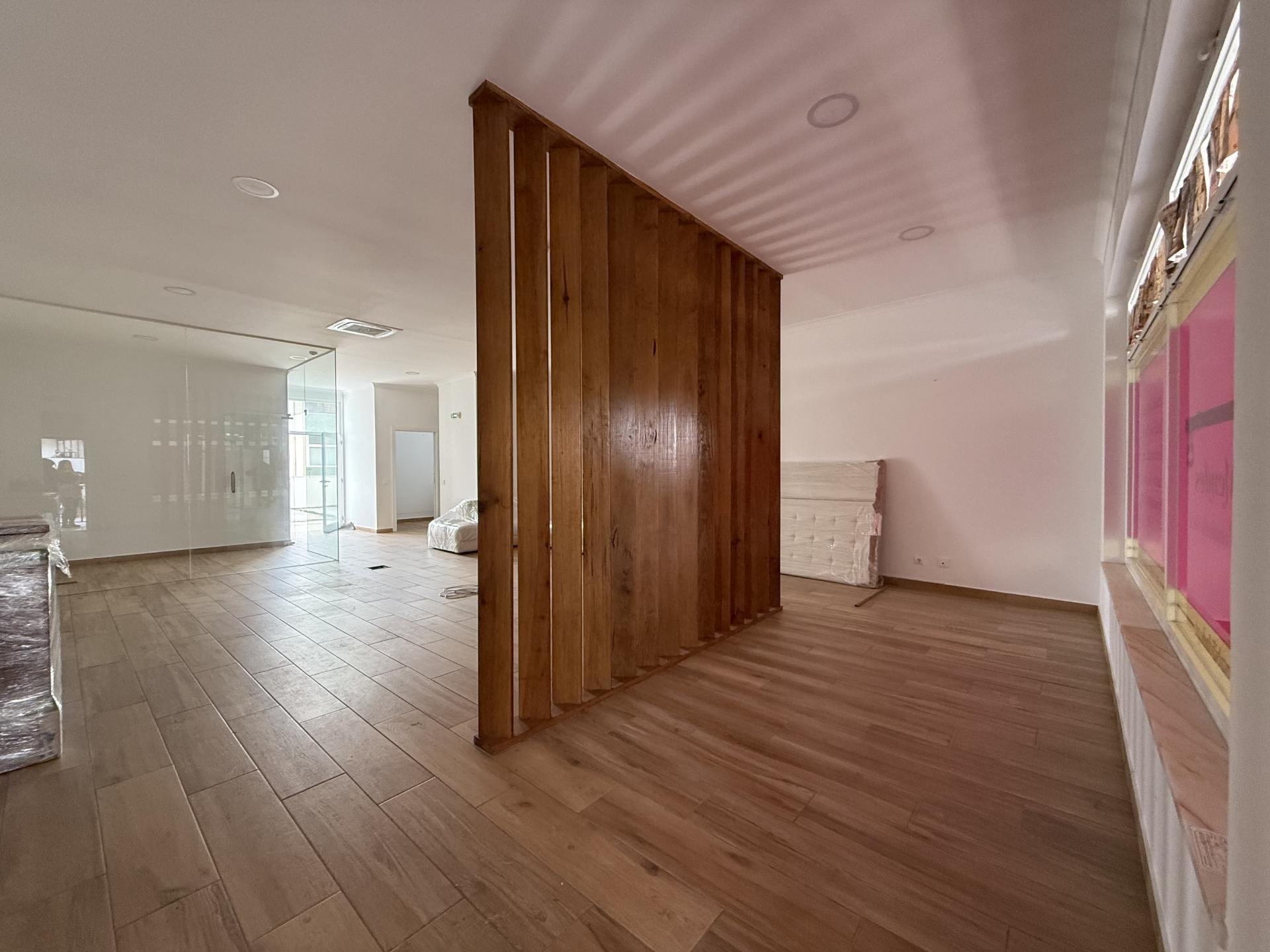 Loja Renovada com 114 m², Terraço e Parqueamento para 2 carros (possibilidade para transformar em habitação)