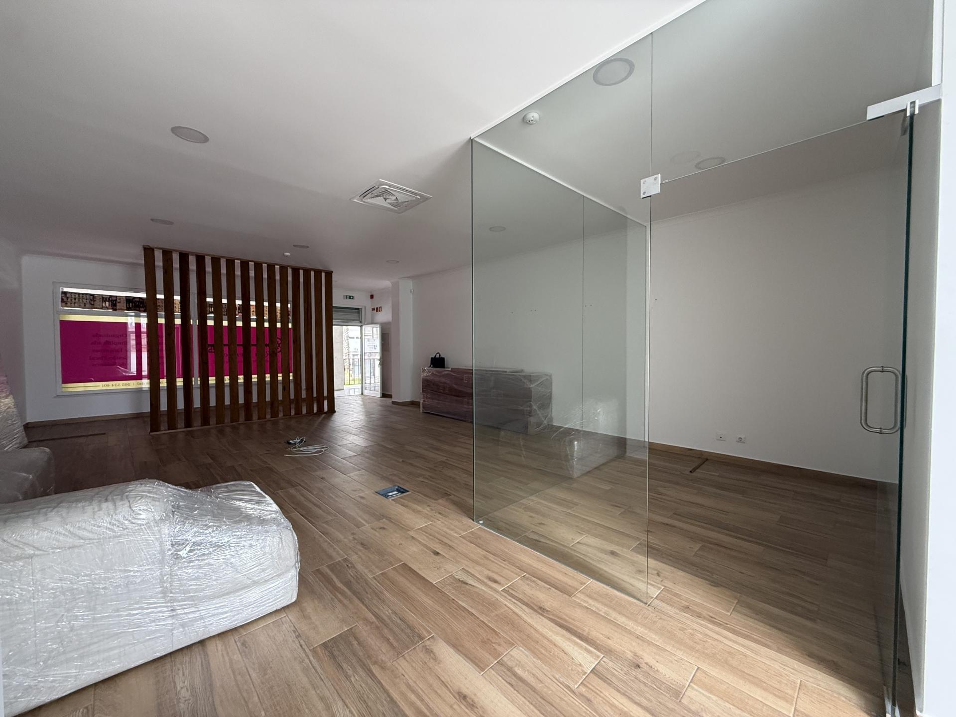 Loja Renovada com 114 m², Terraço e Parqueamento para 2 carros (possibilidade para transformar em habitação)