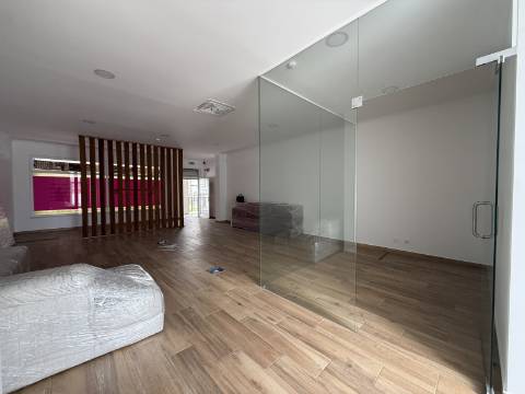 Loja Renovada com 114 m², Terraço e Parqueamento para 2 carros (possibilidade para transformar em habitação)