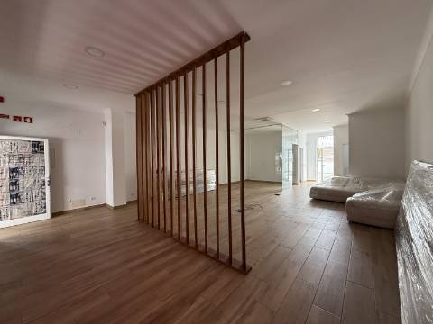 Loja Renovada com 114 m², Terraço e Parqueamento para 2 carros (possibilidade para transformar em habitação)