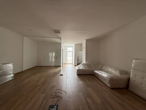 Loja Renovada com 114 m², Terraço e Parqueamento para 2 carros (possibilidade para transformar em habitação)