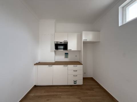 Loja Renovada com 114 m², Terraço e Parqueamento para 2 carros (possibilidade para transformar em habitação)