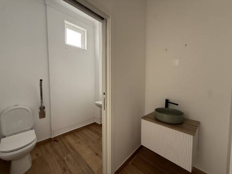 Loja Renovada com 114 m², Terraço e Parqueamento para 2 carros (possibilidade para transformar em habitação)