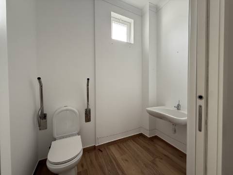 Loja Renovada com 114 m², Terraço e Parqueamento para 2 carros (possibilidade para transformar em habitação)