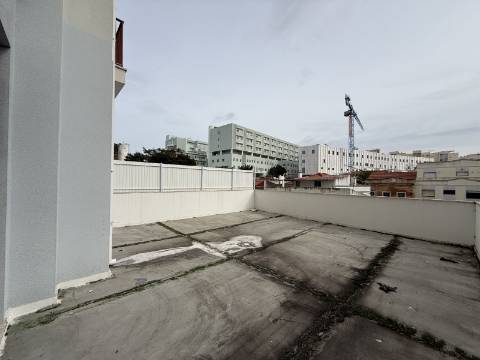 Loja Renovada com 114 m², Terraço e Parqueamento para 2 carros (possibilidade para transformar em habitação)