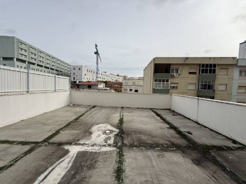 Loja Renovada com 114 m², Terraço e Parqueamento para 2 carros (possibilidade para transformar em habitação)