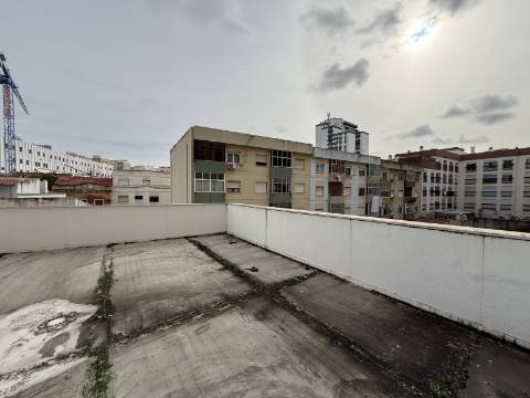 Loja Renovada com 114 m², Terraço e Parqueamento para 2 carros (possibilidade para transformar em habitação)