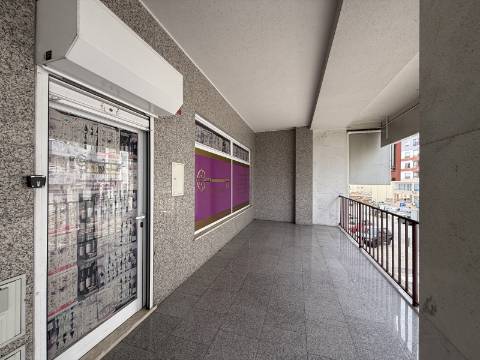 Loja Renovada com 114 m², Terraço e Parqueamento para 2 carros (possibilidade para transformar em habitação)