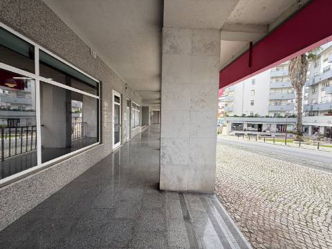 Loja Renovada com 114 m², Terraço e Parqueamento para 2 carros (possibilidade para transformar em habitação)