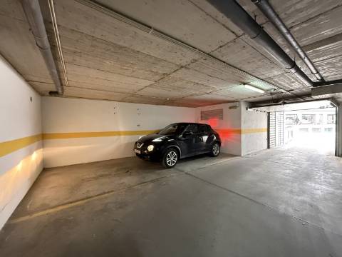 Loja Renovada com 114 m², Terraço e Parqueamento para 2 carros (possibilidade para transformar em habitação)