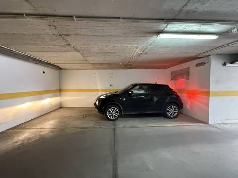 Loja Renovada com 114 m², Terraço e Parqueamento para 2 carros (possibilidade para transformar em habitação)