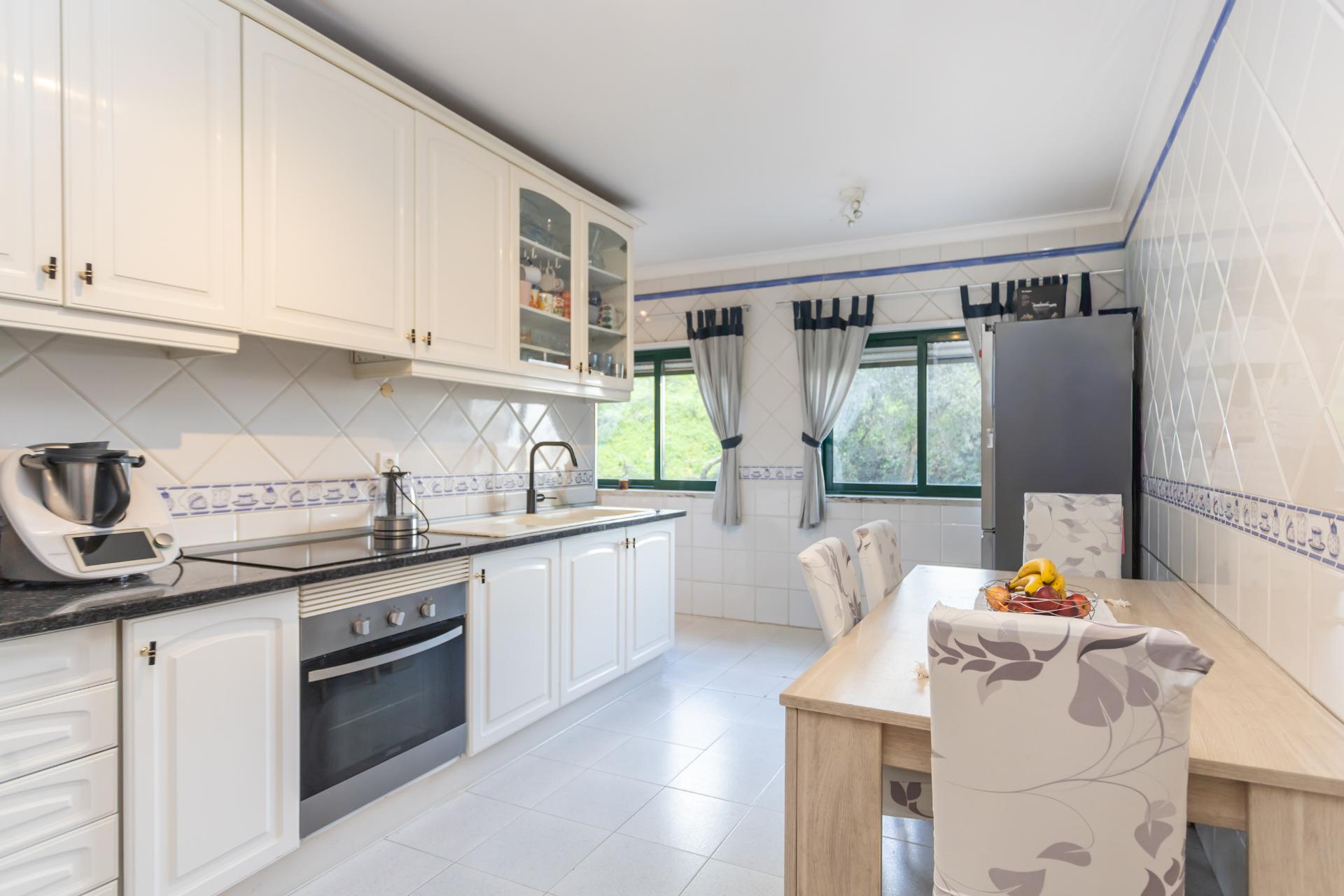 Apartamento T2 no Monte Belo Norte | 107,60 m² com lareira e varanda com vista desafogada