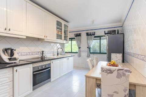 Apartamento T2 no Monte Belo Norte | 107,60 m² com lareira e varanda com vista desafogada