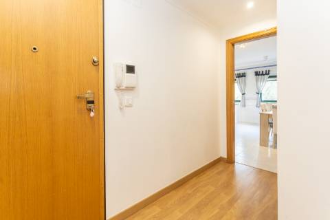 Apartamento T2 no Monte Belo Norte | 107,60 m² com lareira e varanda com vista desafogada