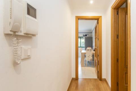 Apartamento T2 no Monte Belo Norte | 107,60 m² com lareira e varanda com vista desafogada