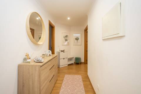 Apartamento T2 no Monte Belo Norte | 107,60 m² com lareira e varanda com vista desafogada