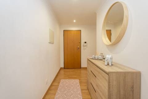 Apartamento T2 no Monte Belo Norte | 107,60 m² com lareira e varanda com vista desafogada