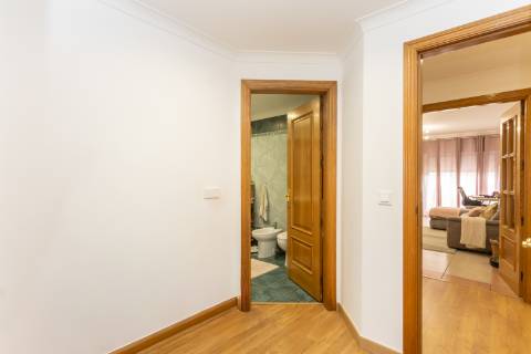 Apartamento T2 no Monte Belo Norte | 107,60 m² com lareira e varanda com vista desafogada