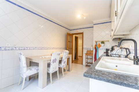 Apartamento T2 no Monte Belo Norte | 107,60 m² com lareira e varanda com vista desafogada