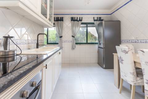 Apartamento T2 no Monte Belo Norte | 107,60 m² com lareira e varanda com vista desafogada