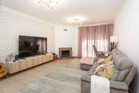 Apartamento T2 no Monte Belo Norte | 107,60 m² com lareira e varanda com vista desafogada