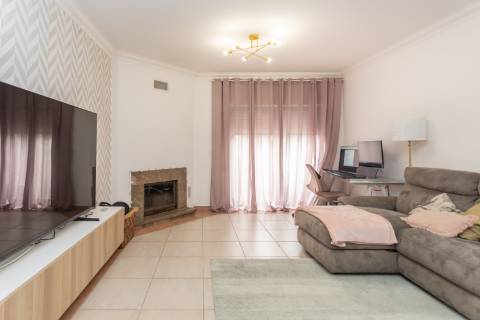 Apartamento T2 no Monte Belo Norte | 107,60 m² com lareira e varanda com vista desafogada