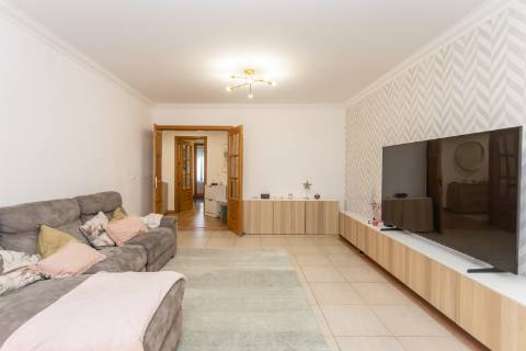 Apartamento T2 no Monte Belo Norte | 107,60 m² com lareira e varanda com vista desafogada