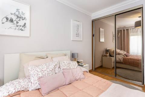 Apartamento T2 no Monte Belo Norte | 107,60 m² com lareira e varanda com vista desafogada