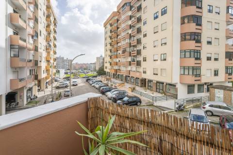 Apartamento T2 no Monte Belo Norte | 107,60 m² com lareira e varanda com vista desafogada
