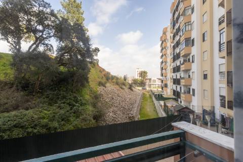 Apartamento T2 no Monte Belo Norte | 107,60 m² com lareira e varanda com vista desafogada