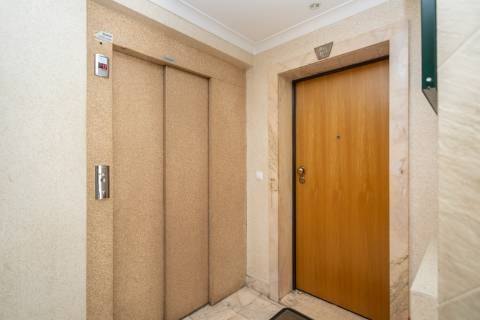 Apartamento T2 no Monte Belo Norte | 107,60 m² com lareira e varanda com vista desafogada