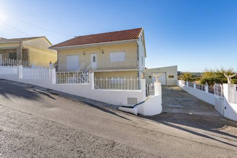 Moradia T3 renovada, em Santo Quintino - Sobral de Monte Agraço