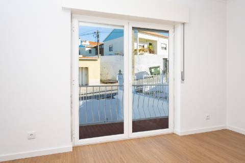 Moradia T3 renovada, em Santo Quintino - Sobral de Monte Agraço