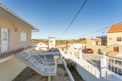 Moradia T3 renovada, em Santo Quintino - Sobral de Monte Agraço