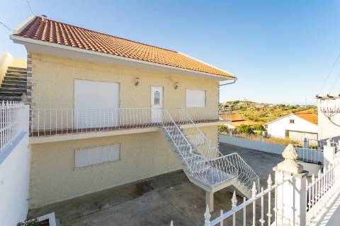 Moradia T3 renovada, em Santo Quintino - Sobral de Monte Agraço