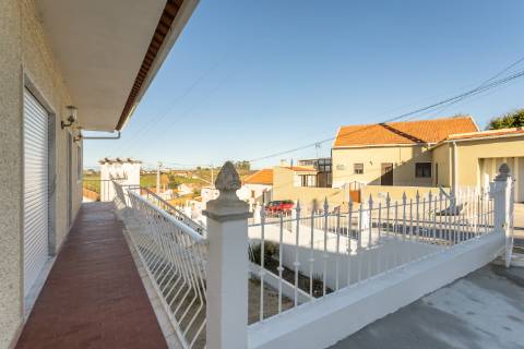 Moradia T3 renovada, em Santo Quintino - Sobral de Monte Agraço