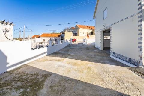 Moradia T3 renovada, em Santo Quintino - Sobral de Monte Agraço