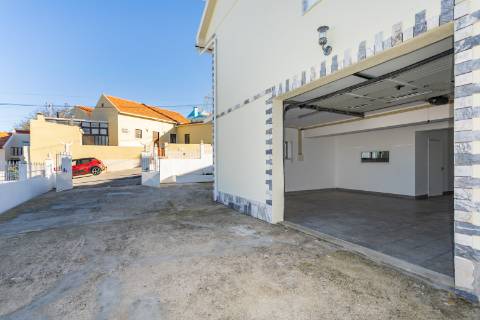 Moradia T3 renovada, em Santo Quintino - Sobral de Monte Agraço