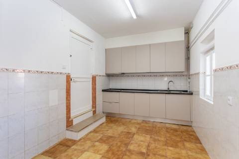 Moradia T3 renovada, em Santo Quintino - Sobral de Monte Agraço