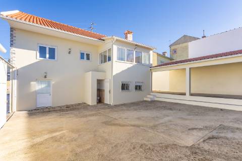 Moradia T3 renovada, em Santo Quintino - Sobral de Monte Agraço