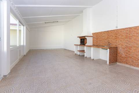 Moradia T3 renovada, em Santo Quintino - Sobral de Monte Agraço