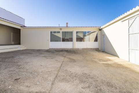 Moradia T3 renovada, em Santo Quintino - Sobral de Monte Agraço