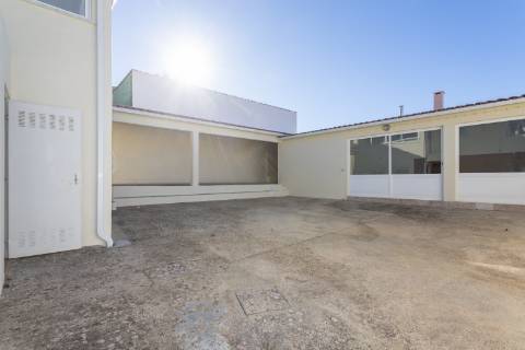 Moradia T3 renovada, em Santo Quintino - Sobral de Monte Agraço