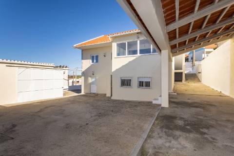 Moradia T3 renovada, em Santo Quintino - Sobral de Monte Agraço