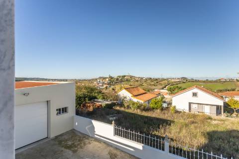 Moradia T3 renovada, em Santo Quintino - Sobral de Monte Agraço