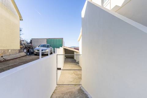 Moradia T3 renovada, em Santo Quintino - Sobral de Monte Agraço