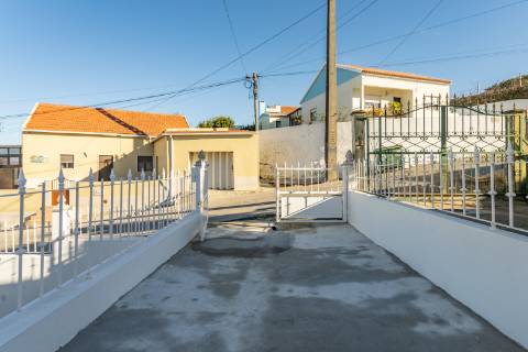 Moradia T3 renovada, em Santo Quintino - Sobral de Monte Agraço